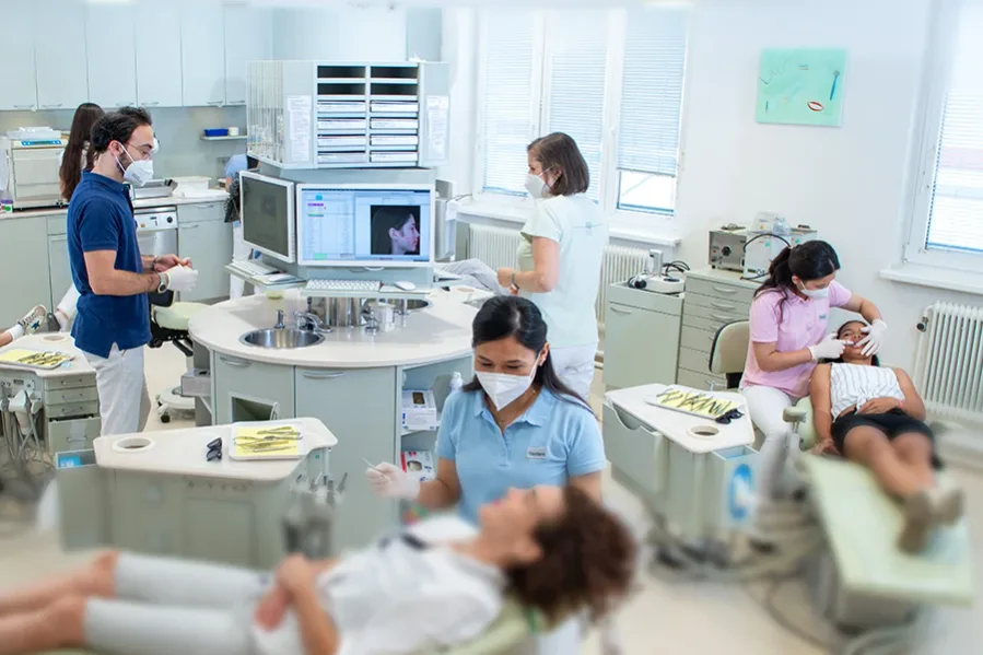 Nahaufnahme einer Patientin mit festsitzender Zahnspange im Behandlungsraum