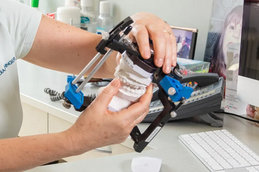 Kieferorthopädisches Modell zur Veranschaulichung der Zahnstellung