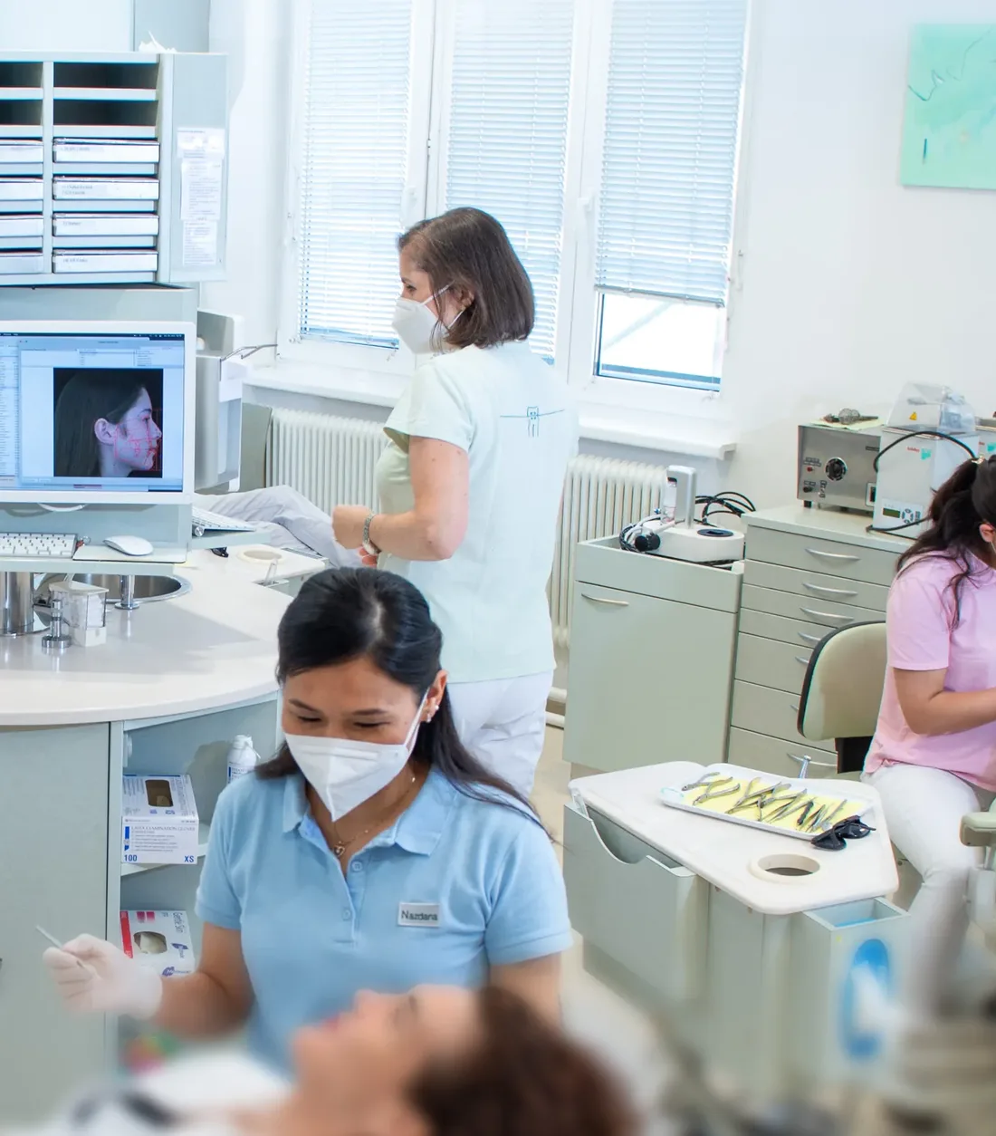 Assistentin bei der Behandlung einer Patientin